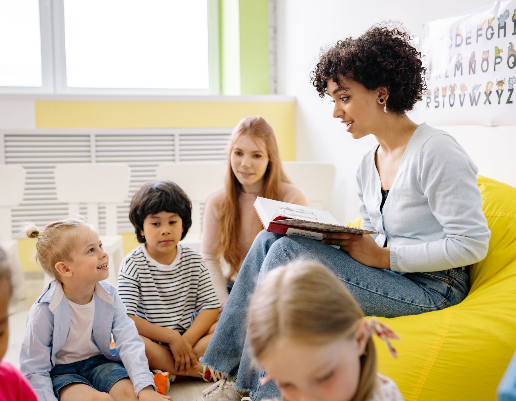 Profesora bilingüe del Instituto Victor Hugo realizando una lectura guiada en inglés para alumnos de kínder y primaria en el curso de verano de la Narvarte.