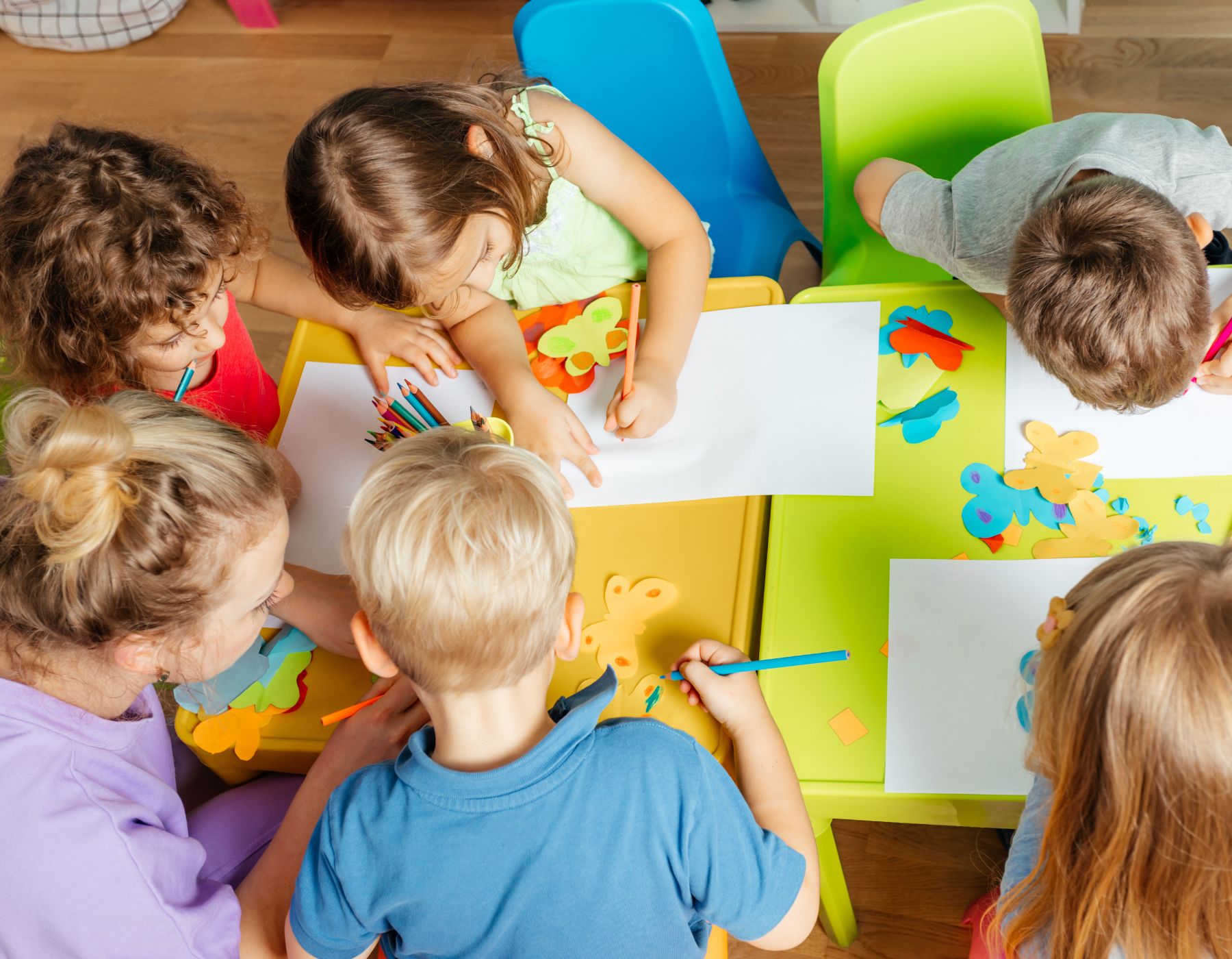 Niños de kínder y primaria realizando actividades de verano infantiles y manualidades bilingües en las mesas del Instituto Victor Hugo en la Narvarte.