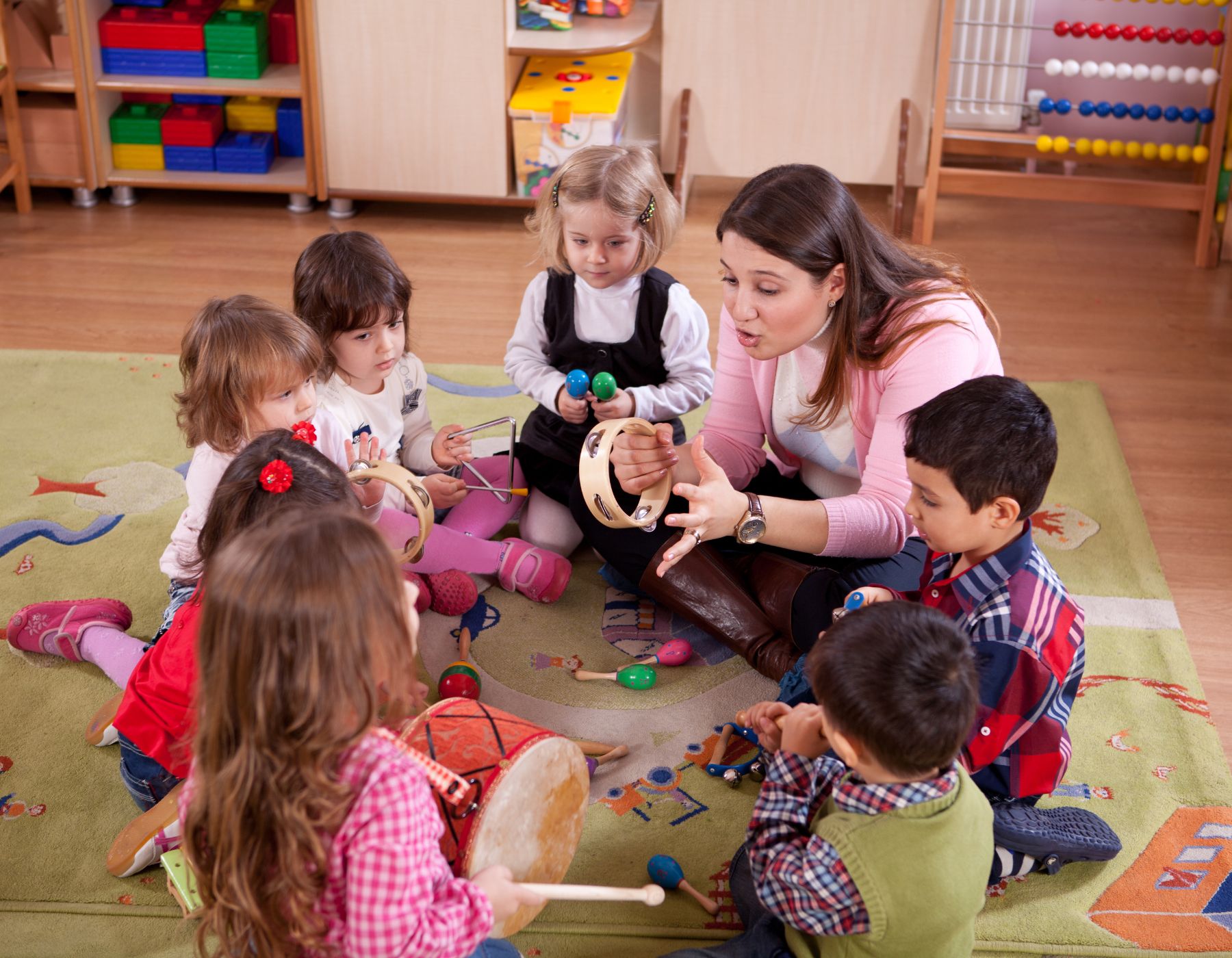 Profesora del Instituto Víctor Hugo guiando un taller de apreciación musical y cantos con instrumentos rítmicos en el curso de verano sin pantallas de la Narvarte.